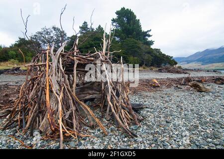 Holzhütte am Strand, Treibholzhütte, Lake Wanaka, Neuseeland Stockfoto