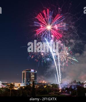 Die Leute, um das Feuerwerk in Discovery Meadow Park in San Jose Kalifornien zu sehen Stockfoto