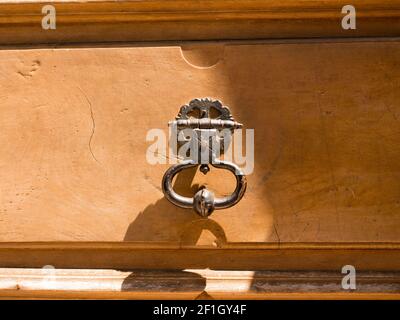 Griffdetail an der Tür eines Hauses in Annecy Frankreich Stockfoto