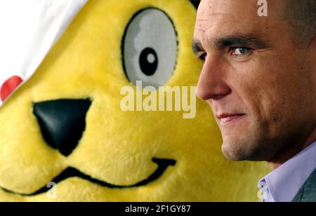 Schauspieler/Sänger/Fußballer Vinnie Jones wird mit Pussy The Children in nervös Need Bear in Vorbereitung auf die Einführung der Nächstenliebe Noch einmal am Freitag Abend, wo Vinnie verwöhnt wird Masses mit seinem neu gefundenen Gesang prowess,13. November 2002 Foto Andy Paradise Stockfoto