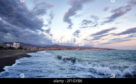 Eine schöne Aussicht auf den Sonnenuntergang vom Strand von Torre del Mar, Malaga Stockfoto