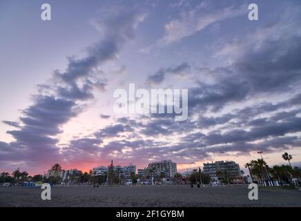 Eine schöne Aussicht auf den Sonnenuntergang vom Strand von Torre del Mar, Malaga Stockfoto