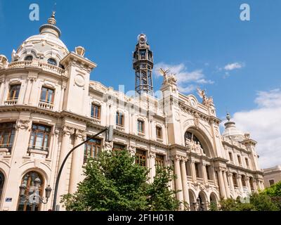 Trackingaufnahme auf dem Postgebäude in Valencia, Spanien Stockfoto