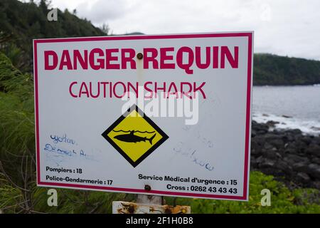 Ein Schild weist darauf hin, dass das Baden an der Westküste verboten ist Von Reunion Island im Indischen Ozean - Weiterreisen La Réunion Insel Stockfoto