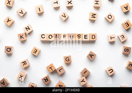 Holzblöcke mit dem Text verwirrt Stockfoto