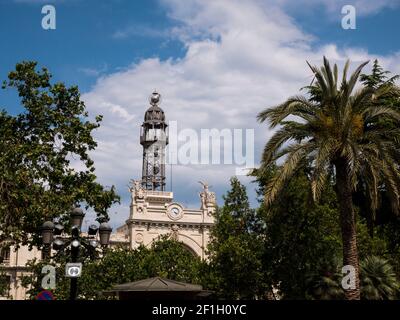 Trackingaufnahme auf dem Postgebäude in Valencia, Spanien Stockfoto