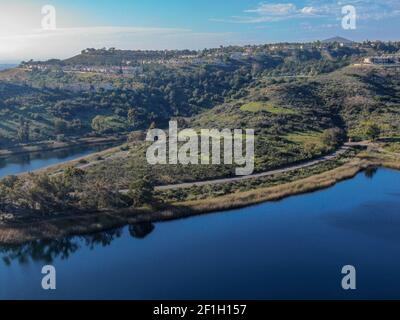 Luftaufnahme des Miramar Stausees in der Scripps Miramar Ranch Gemeinschaft, San Diego, Kalifornien. Miramar See, beliebte Aktivitäten Erholungsort inklusi Stockfoto