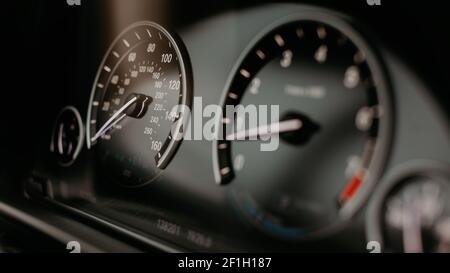 Nahaufnahme des modernen Miles Speedometers. Stockfoto