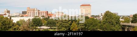 Lange Panoramaaussicht auf das Flussufer und die Innenstadt von San Angelo Texas Stockfoto