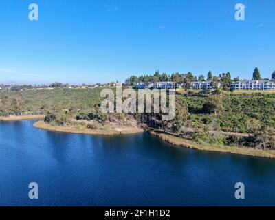 Luftaufnahme des Miramar Stausees in der Scripps Miramar Ranch Gemeinschaft, San Diego, Kalifornien. Miramar See, beliebte Aktivitäten Erholungsort inklusi Stockfoto