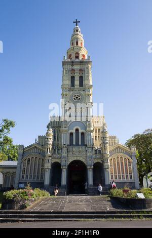 Frontansicht der Kirche Sainte-Anne in Saint-Benoit (La Reunion) - Reisen auf La Réunion Island Stockfoto