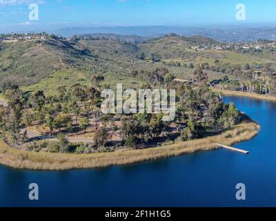 Luftaufnahme des Miramar Stausees in der Scripps Miramar Ranch Gemeinschaft, San Diego, Kalifornien. Miramar See, beliebte Aktivitäten Erholungsort inklusi Stockfoto