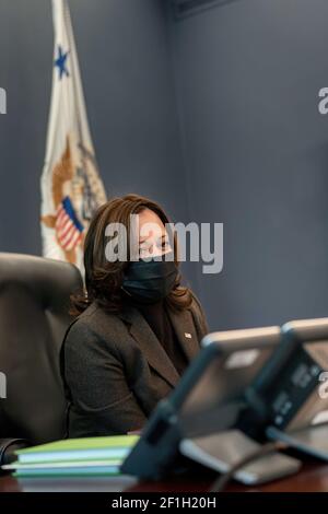 Vizepräsidentin Kamala Harris telefoniert mit der dänischen Premierministerin Mette Frederiksen am Freitag, den 26. Februar 2021, in ihrem Büro im Westflügel des Weißen Hauses. (Offizielles Foto des Weißen Hauses von Lawrence Jackson) Stockfoto