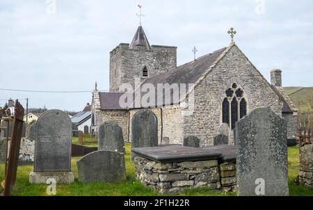 Die St. Hilary Kirche (Eglwys Sant Ilar), ein denkmalgeschütztes Gebäude, das wahrscheinlich aus dem Dorf Llanilar von 14th century.in stammt. In der Nähe ist der Ystwyth Trail, ein 21 Meilen, 34 Kilometer, Mehrzweckpfad, genutzt, von Hundewanderern, Wanderern, Spaziergängern, Radfahrern, Joggern, und Teil Pferd Reitweg, für Reiter. Die ehemalige Traillinie verbindet die studentische Küstenstadt Aberystwyth,ON, Cardigan Bay, mit Tregaron,both,in Ceredigion. Der Weg verläuft meist entlang des Flusses Ystwtyh. Foto aufgenommen zwischen Llanilar Dorf und Transgoed, ländlich, Landschaft, Landschaft, Ceredigion, Wales, Walisisch, Großbritannien, GB, Stockfoto