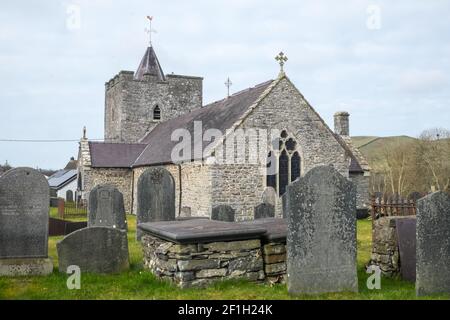 Die St. Hilary Kirche (Eglwys Sant Ilar), ein denkmalgeschütztes Gebäude, das wahrscheinlich aus dem Dorf Llanilar von 14th century.in stammt. In der Nähe ist der Ystwyth Trail, ein 21 Meilen, 34 Kilometer, Mehrzweckpfad, genutzt, von Hundewanderern, Wanderern, Spaziergängern, Radfahrern, Joggern, und Teil Pferd Reitweg, für Reiter. Die ehemalige Traillinie verbindet die studentische Küstenstadt Aberystwyth,ON, Cardigan Bay, mit Tregaron,both,in Ceredigion. Der Weg verläuft meist entlang des Flusses Ystwtyh. Foto aufgenommen zwischen Llanilar Dorf und Transgoed, ländlich, Landschaft, Landschaft, Ceredigion, Wales, Walisisch, Großbritannien, GB, Stockfoto