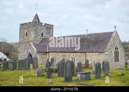 Die St. Hilary Kirche (Eglwys Sant Ilar), ein denkmalgeschütztes Gebäude, das wahrscheinlich aus dem Dorf Llanilar von 14th century.in stammt. In der Nähe ist der Ystwyth Trail, ein 21 Meilen, 34 Kilometer, Mehrzweckpfad, genutzt, von Hundewanderern, Wanderern, Spaziergängern, Radfahrern, Joggern, und Teil Pferd Reitweg, für Reiter. Die ehemalige Traillinie verbindet die studentische Küstenstadt Aberystwyth,ON, Cardigan Bay, mit Tregaron,both,in Ceredigion. Der Weg verläuft meist entlang des Flusses Ystwtyh. Foto aufgenommen zwischen Llanilar Dorf und Transgoed, ländlich, Landschaft, Landschaft, Ceredigion, Wales, Walisisch, Großbritannien, GB, Stockfoto