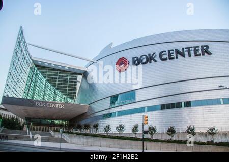 06013-2020 Tulsa USA BOK Center Sport und Unterhaltung Venue Showing Wickeln Sie eine runde Glasfassade und Eingang Stockfoto