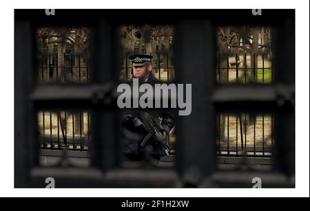Bewaffnete Polizisten stehen Wache vor dem Unterhaus AS Anti-Terrorismus-Gesetzgebung wird im londoner parlament diskutiert.pic David Sandison 11/3/2004 Stockfoto