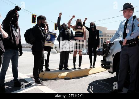 Atlanta, Georgia, USA. März 2021, 8th. Die Demonstranten halten am Crossover Day, dem 28th. Tag der georgischen Legislaturperiode, und der Frist für die Verabschiedung eines Gesetzentwurfs aus beiden Gesetzgebungskammern eine Kundgebung vor dem Georgia Capitol ab. Die Demonstranten protestieren gegen mehrere Gesetzesvorlagen, die ein Versuch zur Unterdrückung der Wähler sind, so Wahlrechtler. Kredit: John Arthur Brown/ZUMA Wire/Alamy Live Nachrichten Stockfoto