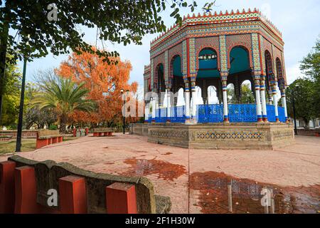 Kiosco Morisco in Arivechi, Sonora, Mexiko. Nachbildung des maurischen Kiosks von Santa María la Ribera in Mexiko-Stadt. Ein Symbol der Kolonie und ein Treffpunkt für die Gemeinschaft, es ähnelt maurischen Architektur mit einer so detaillierten Dekoration. (Foto von Luis Gutierrez / Norte Photo).. Kiosco Morisco en Arivechi, Sonora, Mexiko. Replica del kiosco morisco de Santa María la Ribera de la Ciudad de Mexico. símbolo de la colonia y Centro de reunión de la comunidad, tiene parecido a la arquitectura mora con decoración tan detallada. (Foto von Luis Gutierrez/Norte Photo) Stockfoto