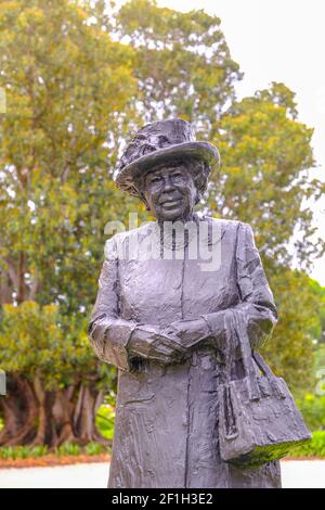 Eine Statue der Königin Elizabeth, die auf dem Gelände des South Australian Government House in Adelaide, Australien, steht. Stockfoto