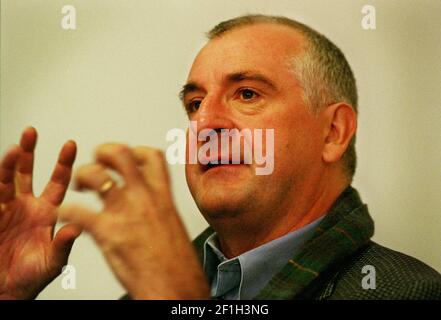 DOUGLAS ADAMS DEZEMBER 1999AUTHOR VON ANHALTER FÜHRER ZUR GALAXIS STARTET SEINE WEBSITE H2G2 Stockfoto