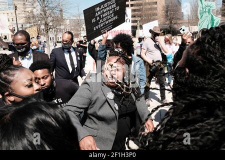 Atlanta, Georgia, USA. März 2021, 8th. Die Demonstranten halten am Crossover Day, dem 28th. Tag der georgischen Legislaturperiode, und der Frist für die Verabschiedung eines Gesetzentwurfs aus beiden Gesetzgebungskammern eine Kundgebung vor dem Georgia Capitol ab. Die Demonstranten protestieren gegen mehrere Gesetzesvorlagen, die ein Versuch zur Unterdrückung der Wähler sind, so Wahlrechtler. Kredit: John Arthur Brown/ZUMA Wire/Alamy Live Nachrichten Stockfoto