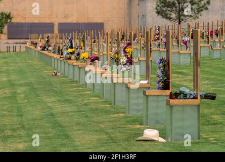 Oklahoma City, Oklahoma, USA. National Terrorism Memorial Chairs, Anniversary Decoration. Stockfoto