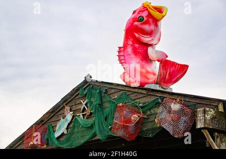 Ein großer Fisch, Netze, Krabbenfallen und andere nautische Gegenstände werden in Felix's Fish Camp Restaurant auf Battleship Parkway in Spanish Fort, Alabama ausgestellt. Stockfoto