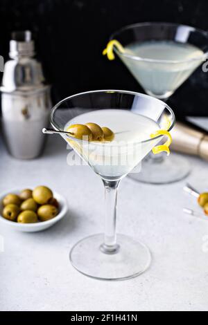 Klassischer Martini mit Zitronenmelisse Stockfoto