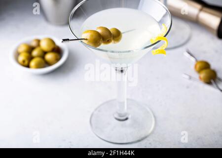 Klassischer Martini mit Zitronenmelisse Stockfoto