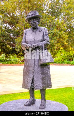 Eine Statue der Königin Elizabeth, die auf dem Gelände des South Australian Government House in Adelaide, Australien, steht. Stockfoto