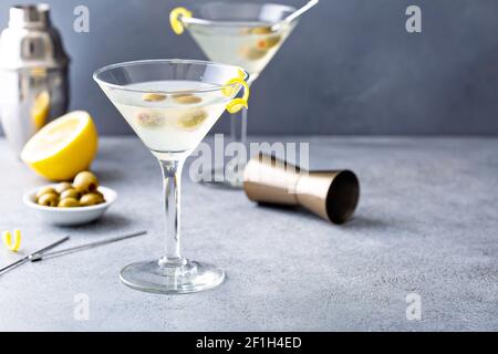 Klassischer Martini mit Zitronenmelisse Stockfoto