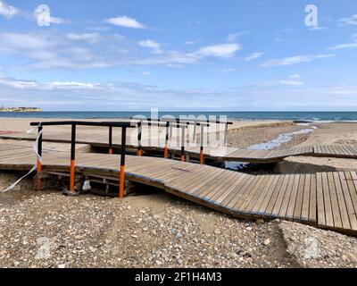 Alicante, Spanien - 8. März 2021: Zerstörte hölzerne Strandpromenade nach schlechtem Wetter mit heftigen Regenfällen und Sturm am Campoamor Strand, Orihiela Costa Stockfoto