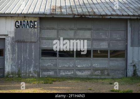 Verlassene Blaue Garage Gebäude Handgeschriebenes Schild Stockfoto