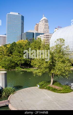 Oklahoma City, Oklahoma, USA. Myriad Botanical Gardens, Downtown OKC im Hintergrund. Stockfoto