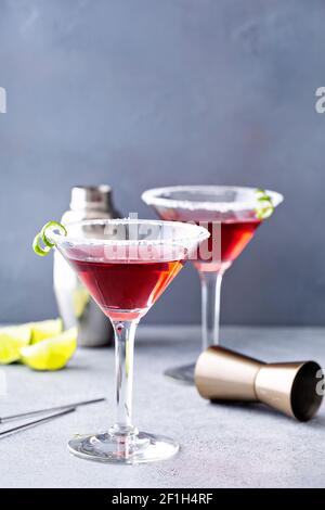 Traditioneller Cosmopolitan martini mit Zuckerrand Stockfoto