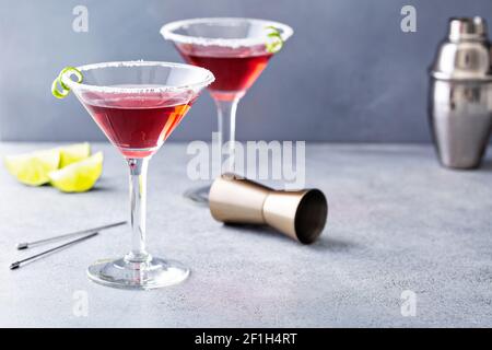 Traditioneller Cosmopolitan martini mit Zuckerrand Stockfoto