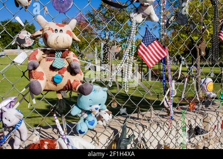 Oklahoma City, Oklahoma, USA. OKC National Memorial Erinnerungsstücke am Zaun. Stockfoto