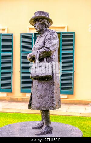 Eine Statue der Königin Elizabeth, die auf dem Gelände des South Australian Government House in Adelaide, Australien, steht. Stockfoto