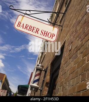 Barber Shop Schild Pole Downtown Urban Business Stockfoto
