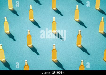 Mehrere Bierflaschen mit langen Schatten auf hellblauem Hintergrund. Mockups von vollen Glasflaschen ohne Etikett. Retro Getränkeflasche Konzept. Stockfoto