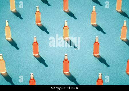 Mehrere Bierflaschen mit langen Schatten auf hellblauem Hintergrund. Mockups von vollen Glasflaschen ohne Etikett. Retro Getränkeflasche Konzept. Stockfoto