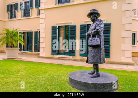 Eine Statue der Königin Elizabeth, die auf dem Gelände des South Australian Government House in Adelaide, Australien, steht. Stockfoto