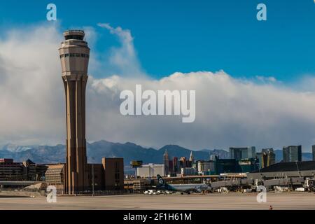 Flugzeuge am McCarran International Airport mit Casinos auf dem Strip im Hintergrund, Las Vegas, Nevada, USA Stockfoto