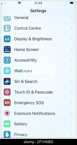 2020: Der Menübildschirm mit Einstellungen in iOS-14 auf dem iphone Stockfoto