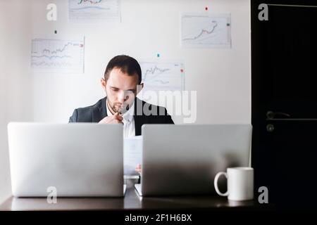 Konzentrierter Geschäftsmann, der im Büro am Laptop arbeitet Stockfoto