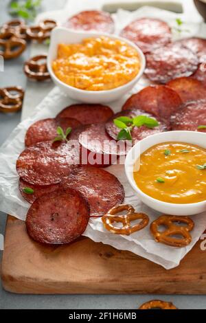 Im Ofen gebackene Salami-Chips mit Käsesaucen Stockfoto