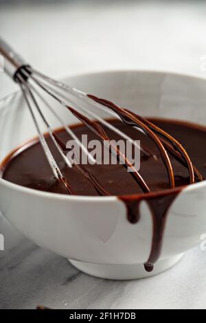 Herstellung von Schokoladenglasur oder Sauce Stockfoto