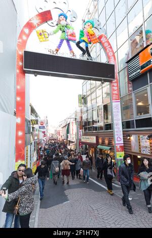 Menschenmengen, die das Tor über die Takeshita Street betreten, ist die Takeshita Street eine Fußgängerzone, gesäumt von Modeboutiquen, Stockfoto